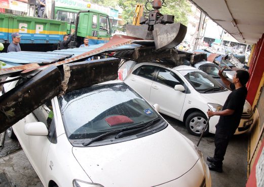 Tujuh kereta rosak dihempap bumbung runtuh