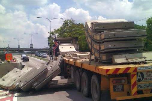 Trafik sesak di Cheras, konkrit MRT jatuh