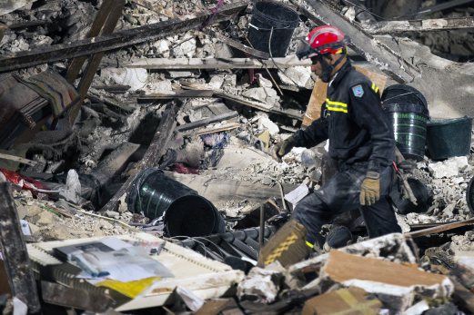 6 maut letupan di pangsapuri pinggir Paris