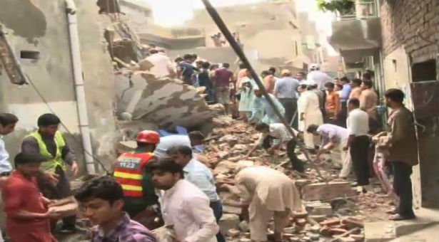 24 maut bumbung masjid runtuh di Pakistan